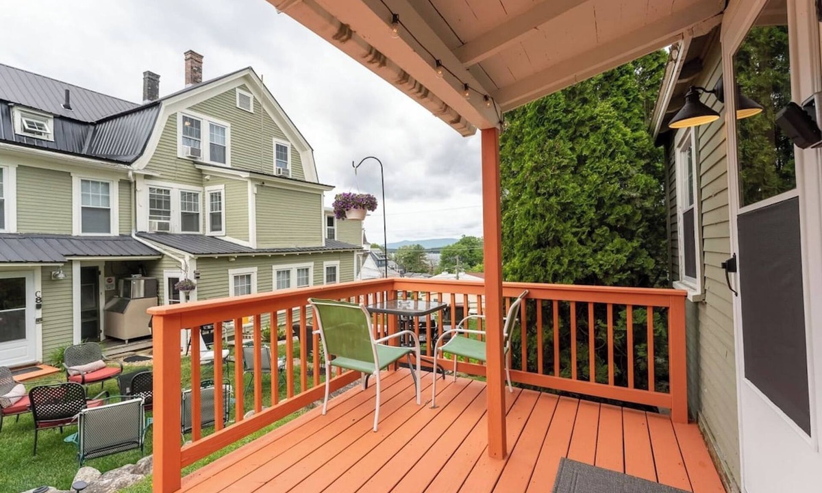 Weirs Beach Cabin | The Lakeview Cottage 14