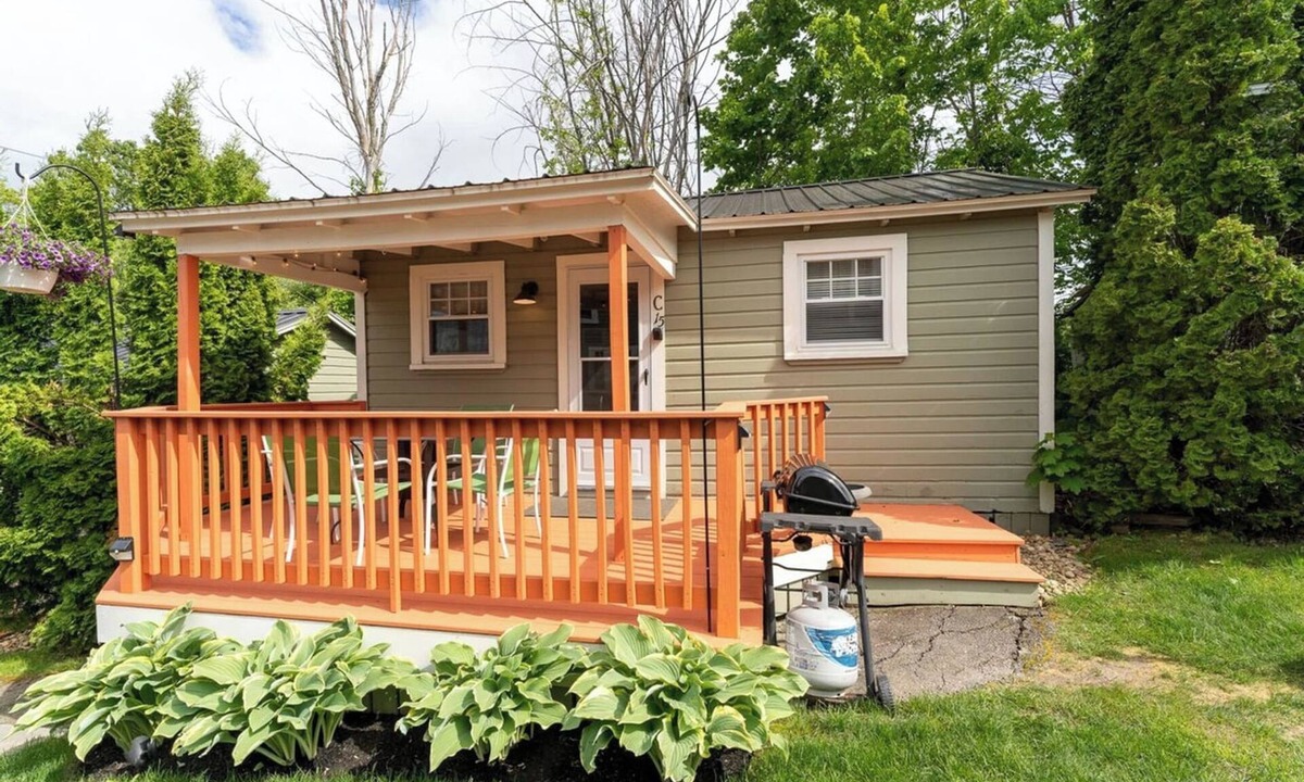 Weirs Beach Cabin | The Lakeview Cottage 15
