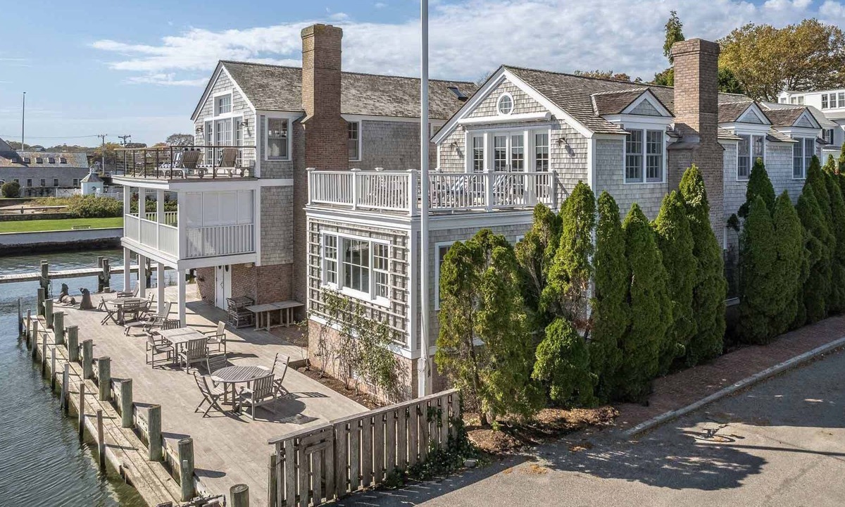 Edgartown House | The lighthouse: Luxurious Dockside Retreat