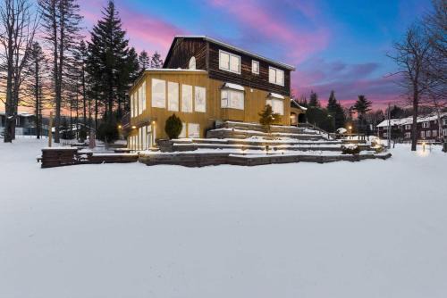 West Dover Villa | The Mahogany House near Mt Snow Hot Tub Pool