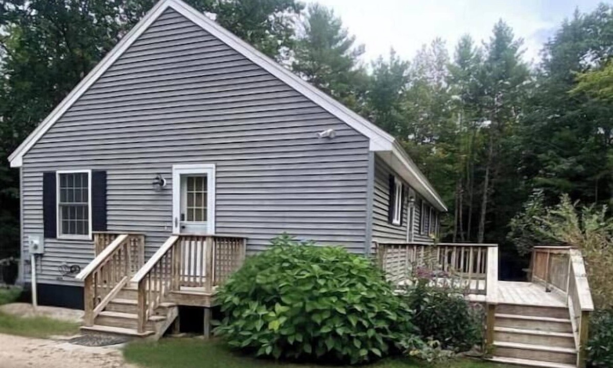 Bridgton House | “The MBB”-Excellent location, game room w P Pong, Darts, Cards, Karaoke and more