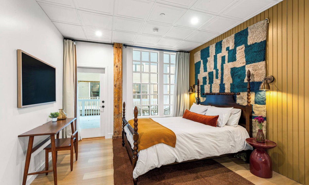 Camden Hotel | The Optimist Guesthouse 4 - Downtown loft - gym, sauna, deck on the river