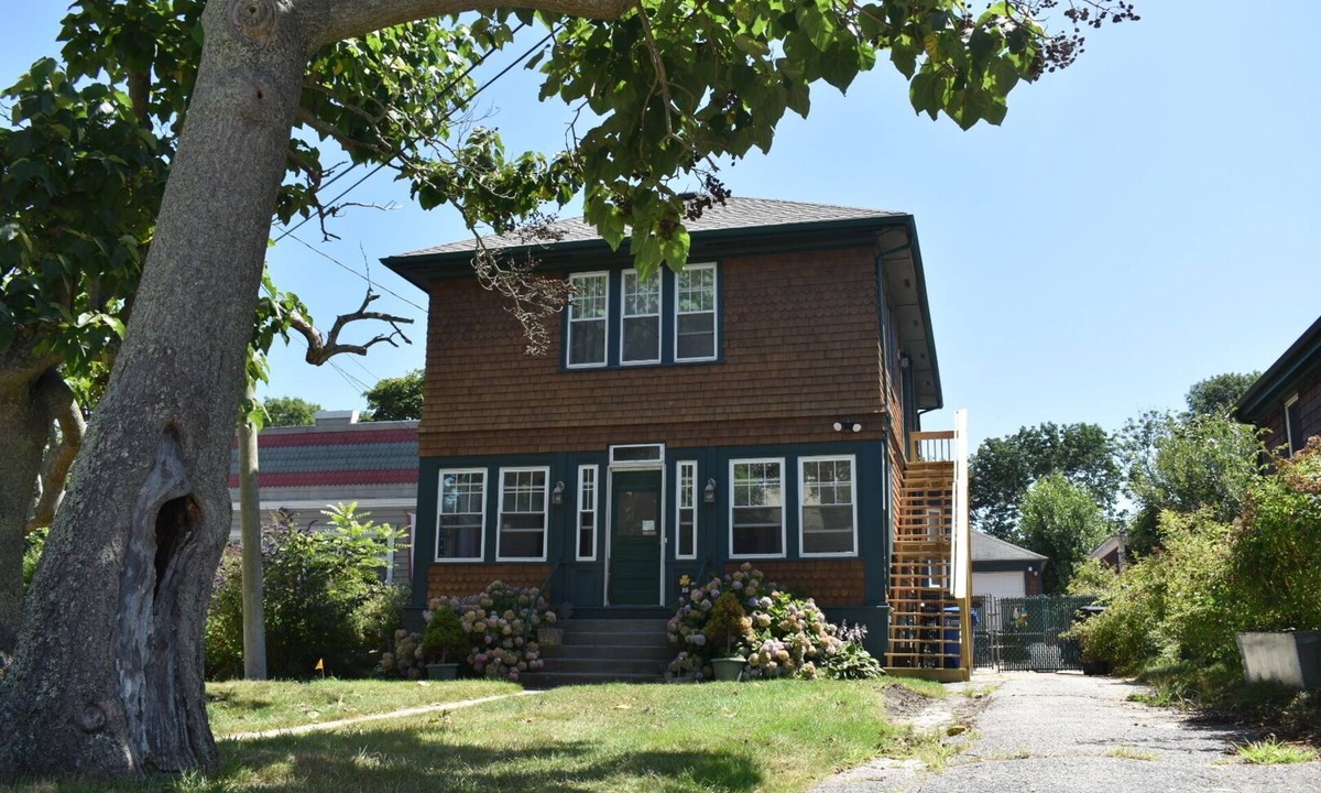 Fifth Ward Apartment | The Peaceful Puffin - 2-bedroom apartment with AC in Newport, RI
