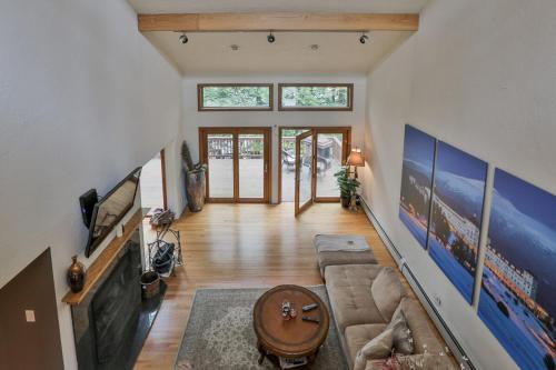 Pine River Pond House | The Pine River Pond Premier Lakehouse 4BR High-End Retreat