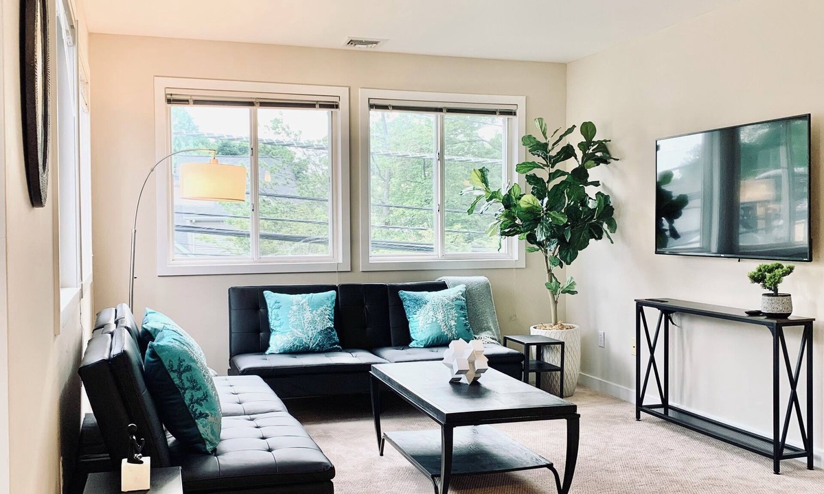 Stamford Apartment | The Season’s Luxe King Bed Pad, Center of Stamford