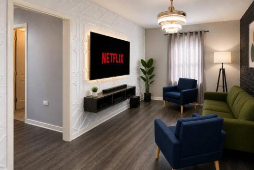 Niagara Falls House | The Serene Niagara House - EV Charger