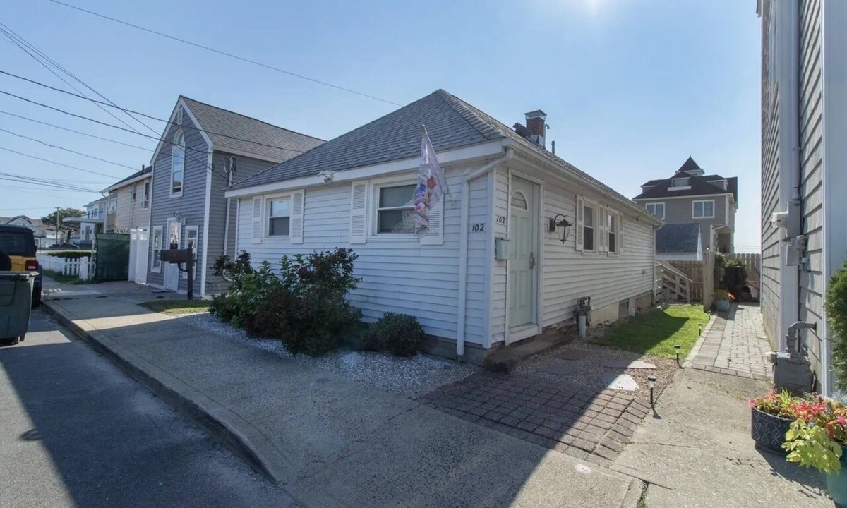 Devon House | The Starfish Bungalow - Charming 2 Bedroom Home in the Heart of Walnut Beach