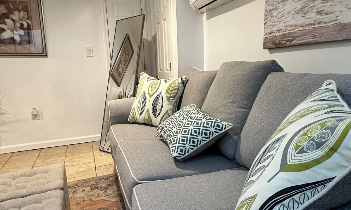 Uniondale Apartment | The Stone House! Pvt Entry/Sleeps 4 - by Hofstra