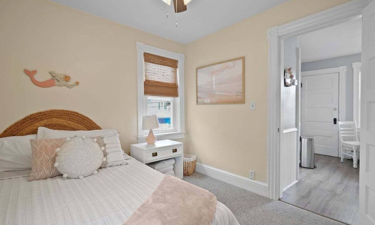 Bristol Apartment | The Surf Shack- adorable 2 BR walk to waterfrontnn