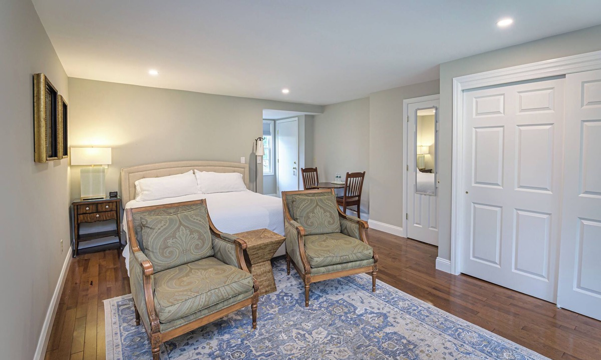 Ridgefield Hotel | The West Lane Inn - Queen Studio Suite with Kitchenette