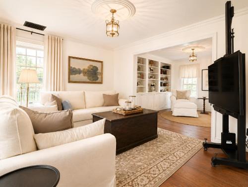 Queenston Villa | The White Haus