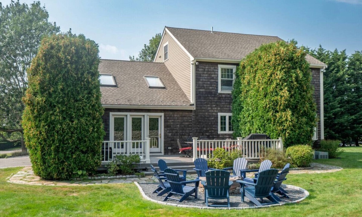 Newport East House | The Wolcott. Walk to Beach!
