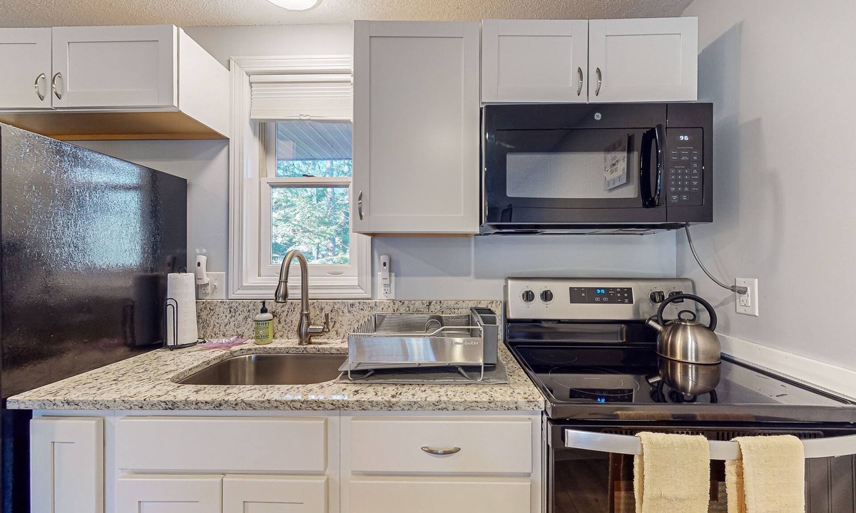 Gilford Condo | Third-floor resort condo with pool & tennis, walk to Lake Winnipesaukee beach
