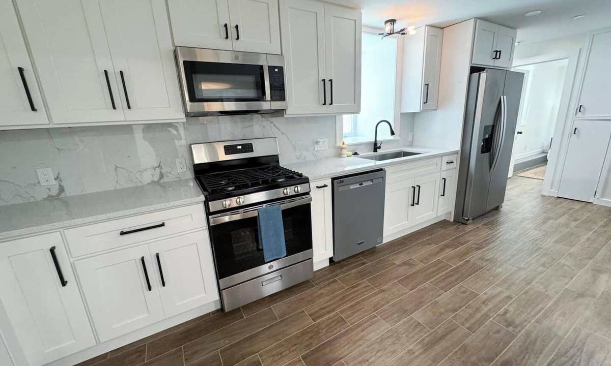 Brighton Apartment | This apartment is a 3 bedroom(s), 1 bathrooms, located in Brighton, MA.
