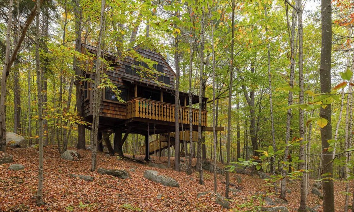 Newbury House | Tiffany Hill Treehouse by Sunapee Stays | Fireplace + Deck + Mount Sunapee