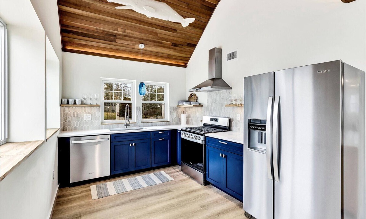 South Yarmouth Cottage | TinkerTown #6 Luxury Cottage: 2 Bedroom 2+Baths quick walk to beaches and bar