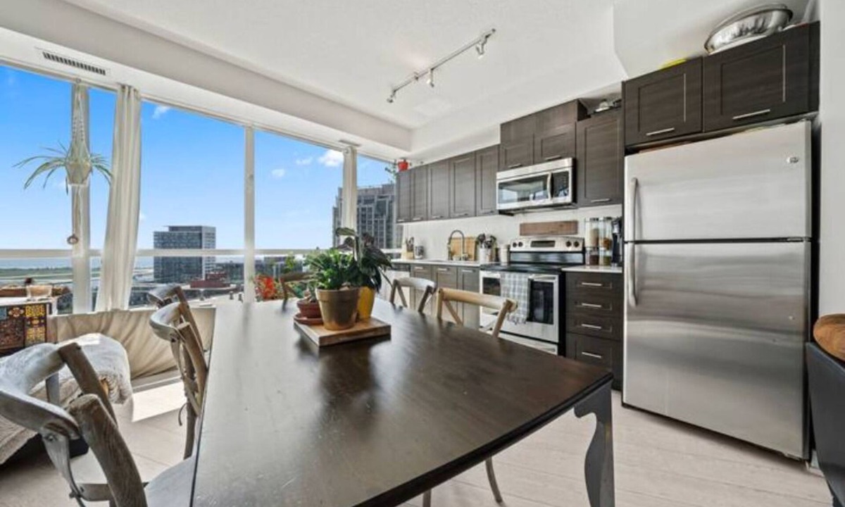 Fort York Condo | Toronto skyline | lake | all day long for long term and remote workers