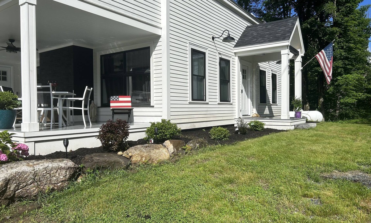 Newbury House | Totally Renovated 1800 Farmhouse Minutes from both the Mountain and Lake
