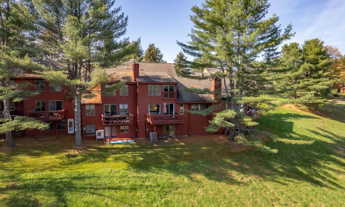 Quechee Condo | Townhome with Fireplace & Hill Views, Saltbox