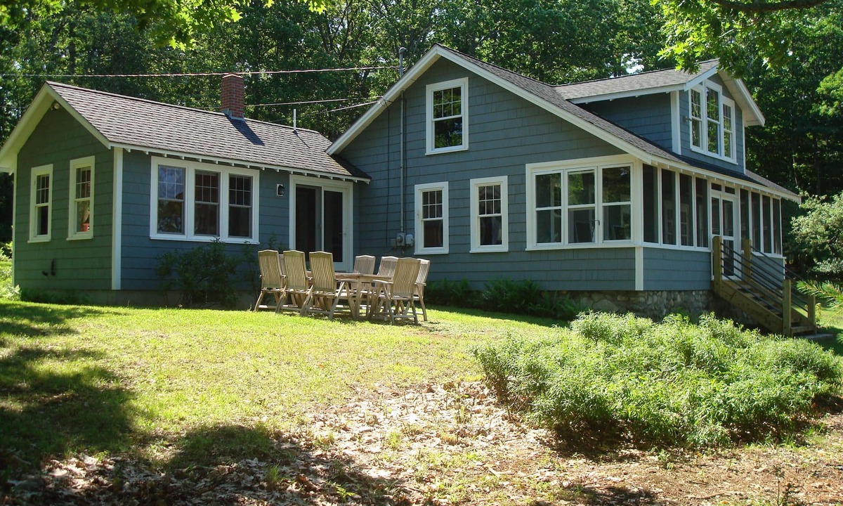 South Casco House | Traditional Maine cottage with ample privacy on beautiful Sebago Lake!