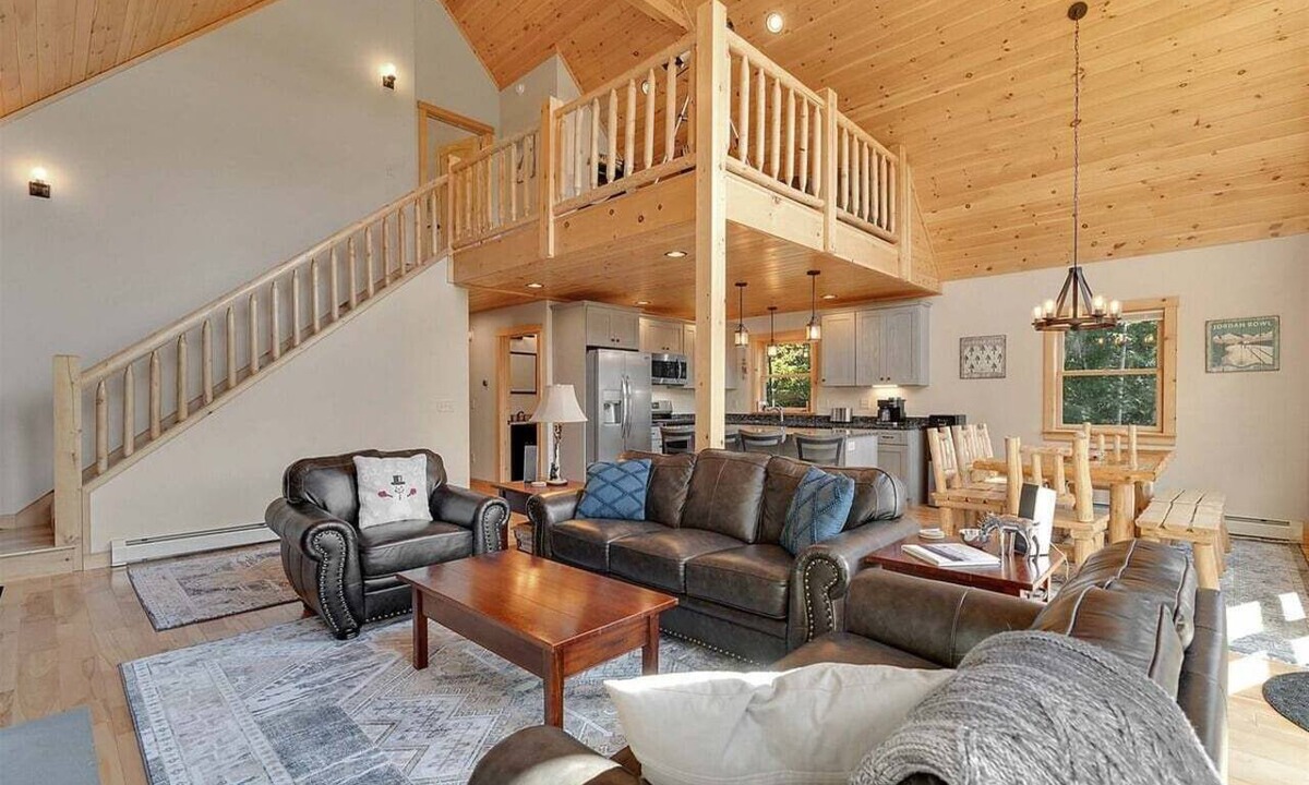 Sunday River Area Ski Chalet | Trail Views, Hot Tub & Minutes to Sunday River
