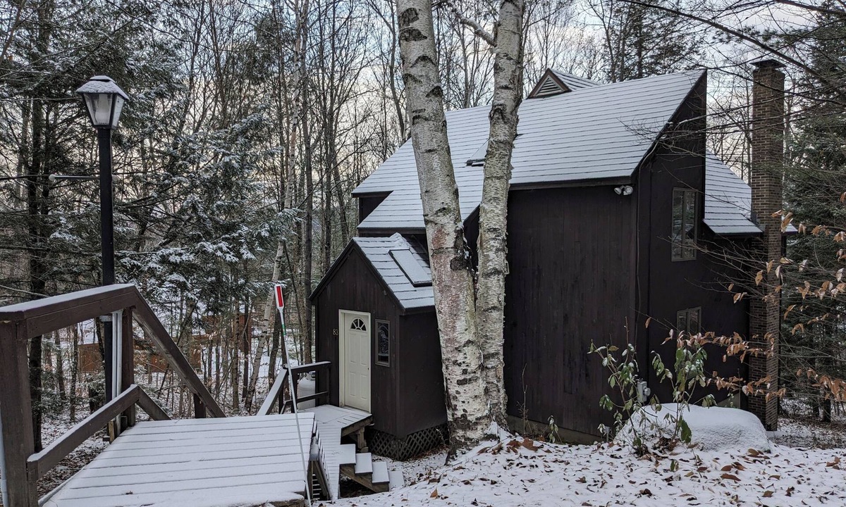 Thornton House | Trails End Ski, Hike, Charge, and Unwind