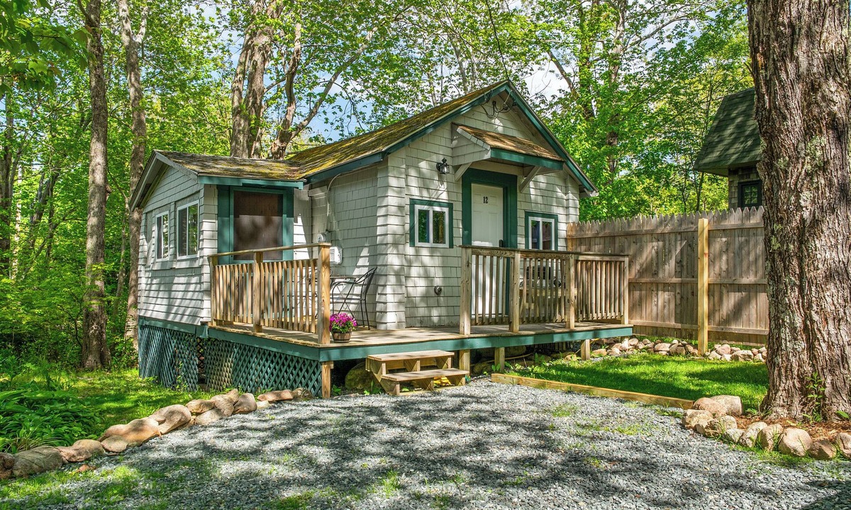 Otter Creek Cabin | Trailside Cabin with Screened Sunroom, AC & Pets