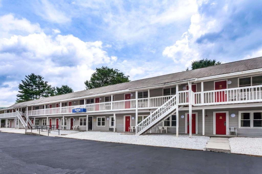 Great Barrington Hotel | Travelodge by Wyndham Great Barrington Berkshires