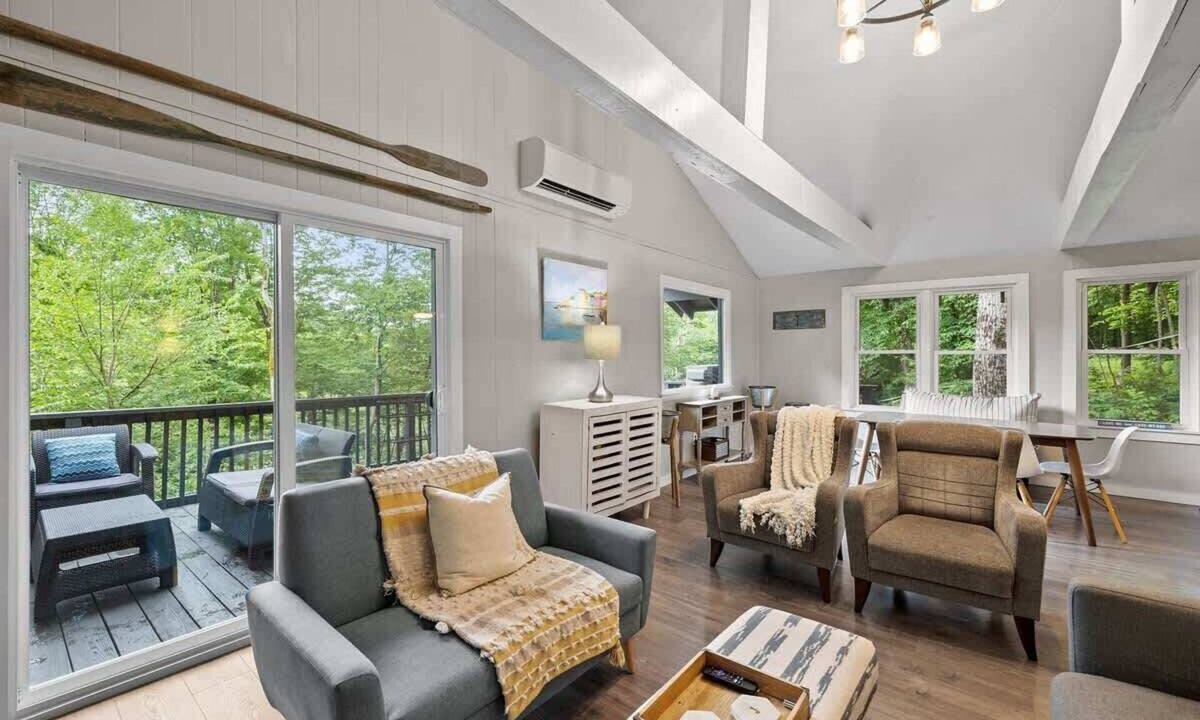 Newbury Ski Chalet | TreeTop House- A Hillside 3Bed Retreat -Chalk Pond