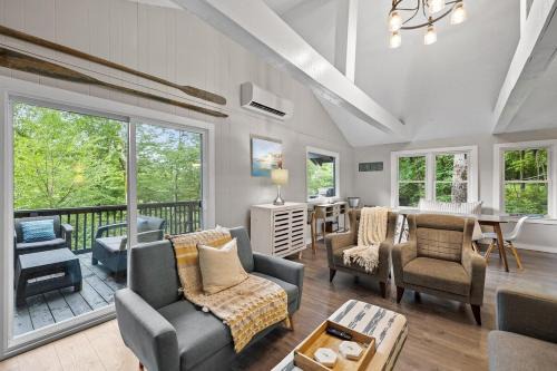 Newbury Ski Chalet | TreeTop House- A Hillside 3Bed Retreat -Chalk Pond