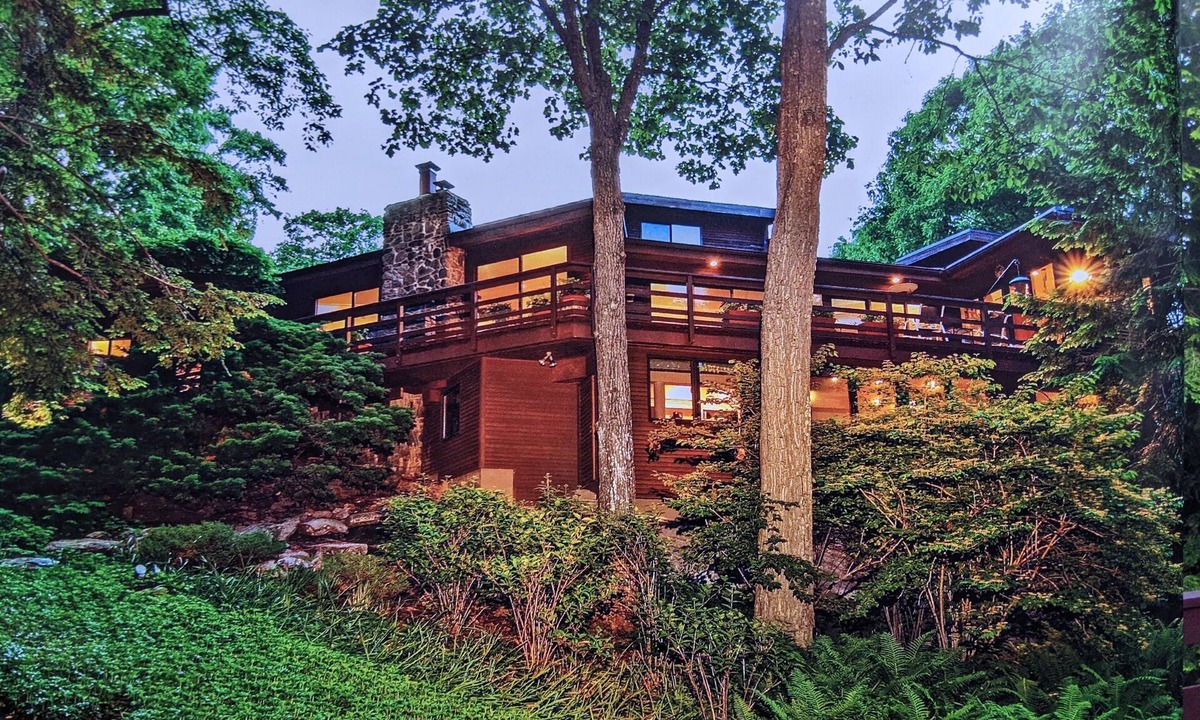 Guilford House | TREETOPS house! A Reunion/Retreat/Event estate! Seasonal POOL! Sleeps 12