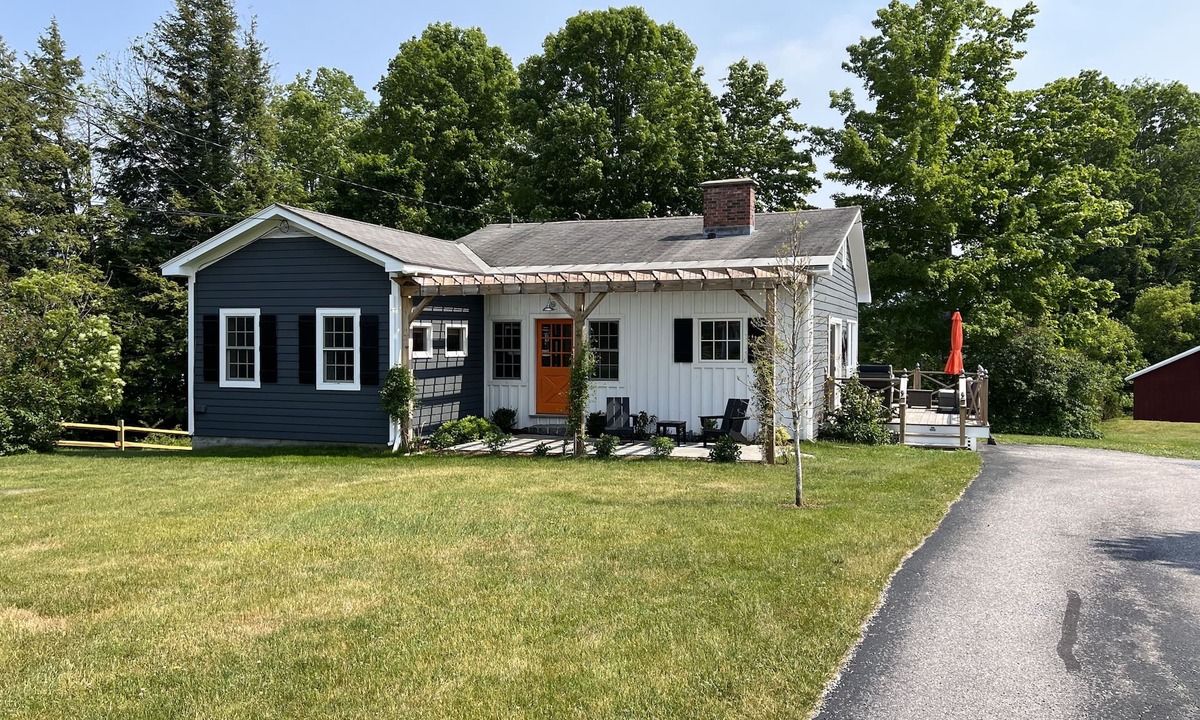Manchester Center House | TUCKED ABOVE: IN TOWN 3 BDR/2 BATH