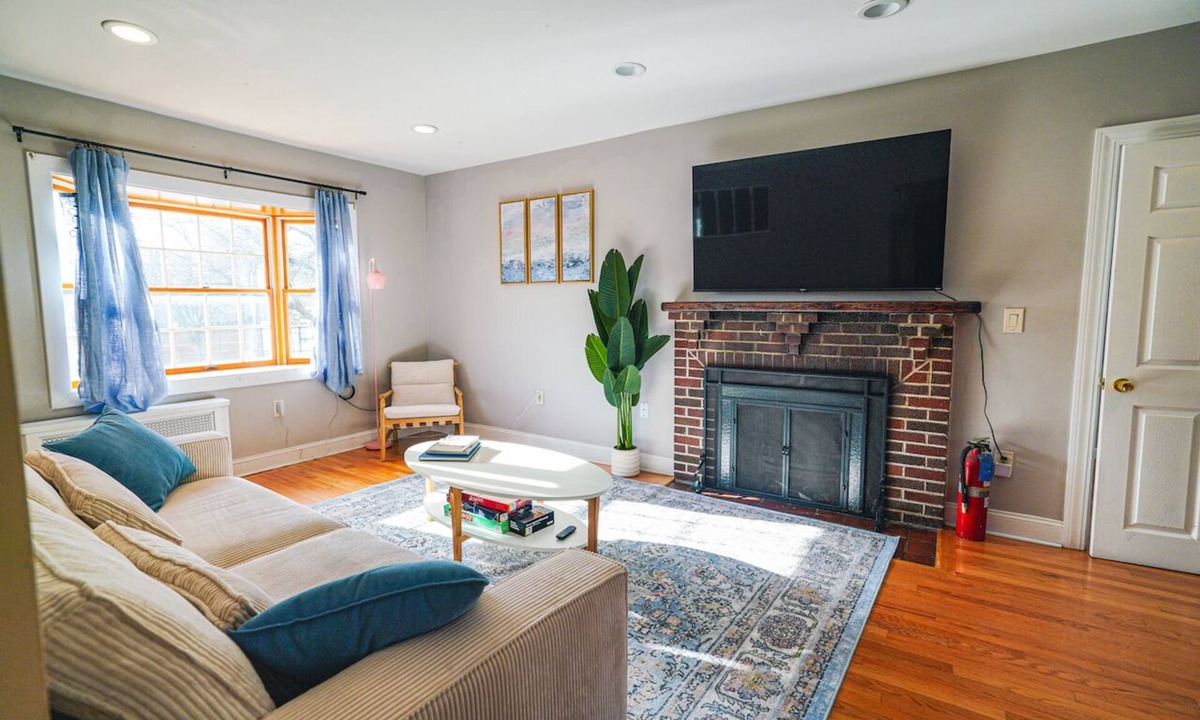 West Somerville House | Tufts 4BD/2BA - 5.MIN to Harvard&Boston/Free Parking/Walk to Subway
