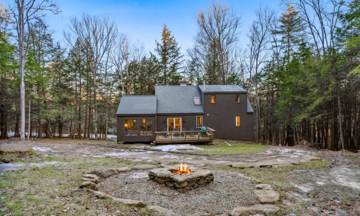 Quechee House | Twin Peaks Saltbox with Sauna, Pet-Friendly