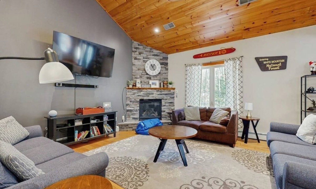 Bartlett House | Two-level Townhome with Gas Fireplace, Deck, and Grill - Amazing Location