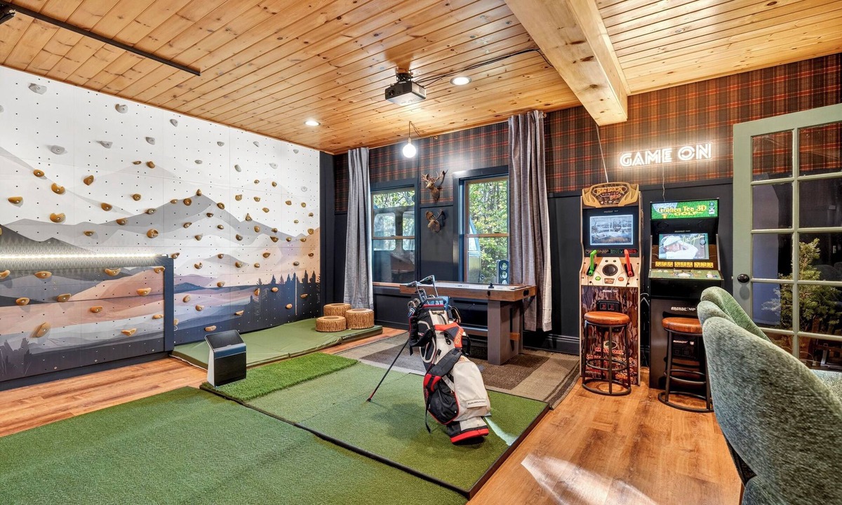 Bethel Ski Chalet | Ultimate Family Adventure Basecamp: Golf Sim, Rock Wall, Hot Tub, Sauna & More