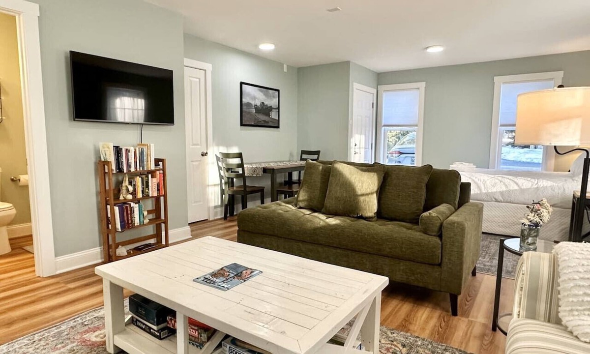 Town Hill House | Unique 2 Studio Apartment Spacious Home [Deer Run]