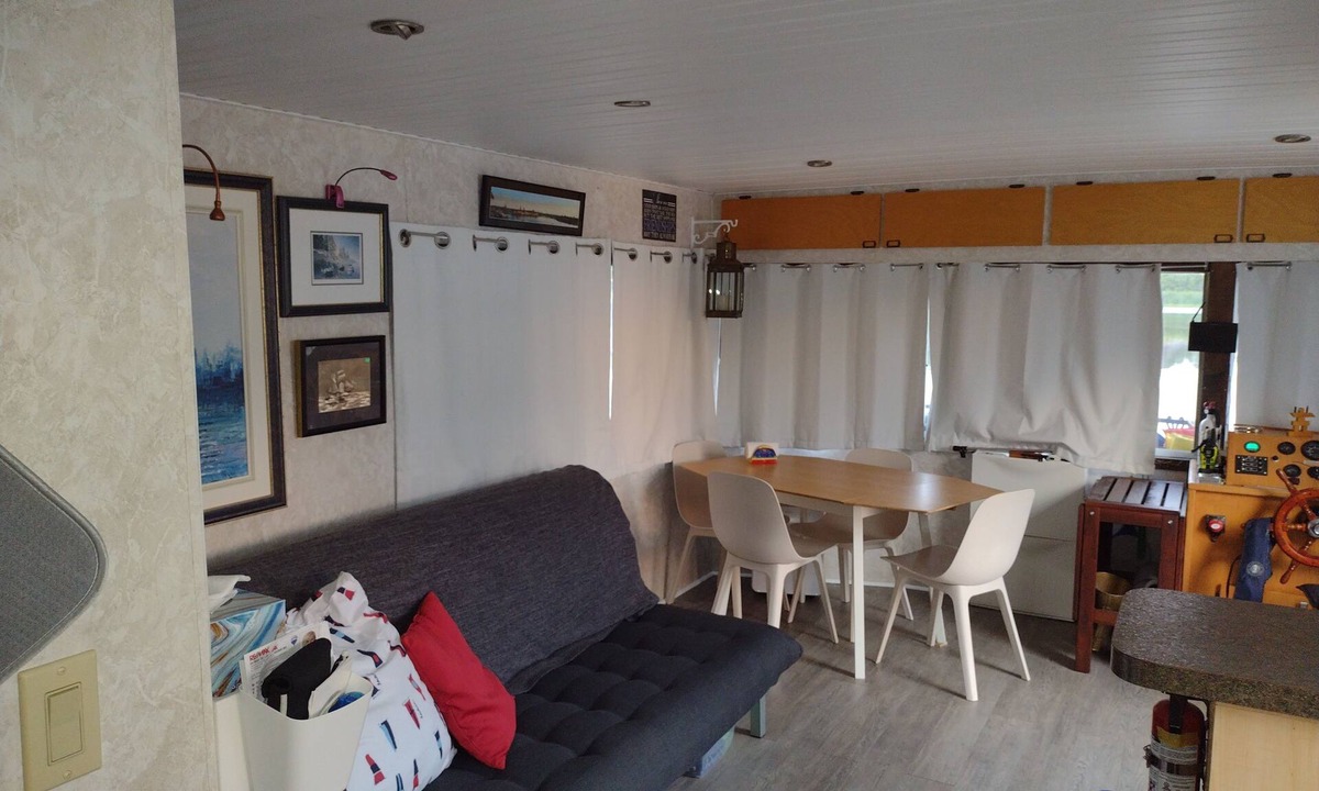 North Grenville Boat Rental | Unique houseboat rental with private dock and land on the historic Rideau River.