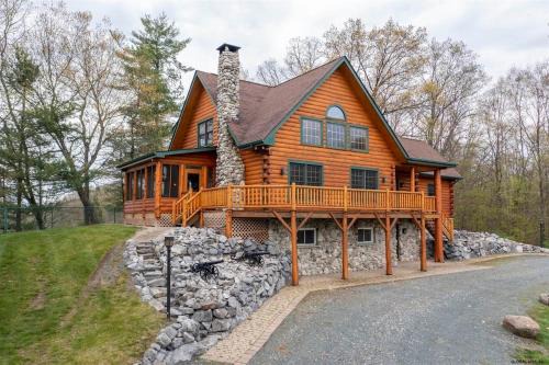 Johnsonville House | Unique log cabin on the Hudson, minutes to Saratoga