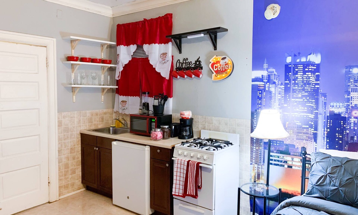Spruce Hill Apartment | University City Cozy Gem