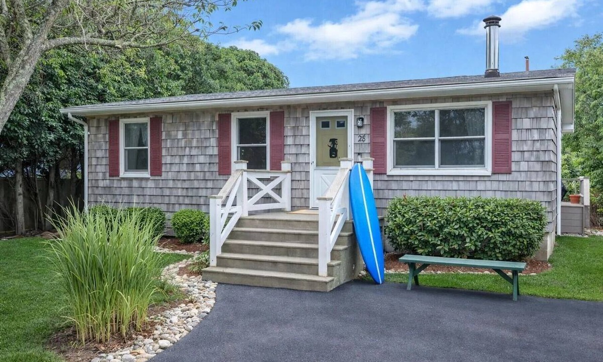 Montauk House | UNPLUG@Ditch Plains Cottage, Montauk NY 2BD/1 bath Short walk to Surfer's beach