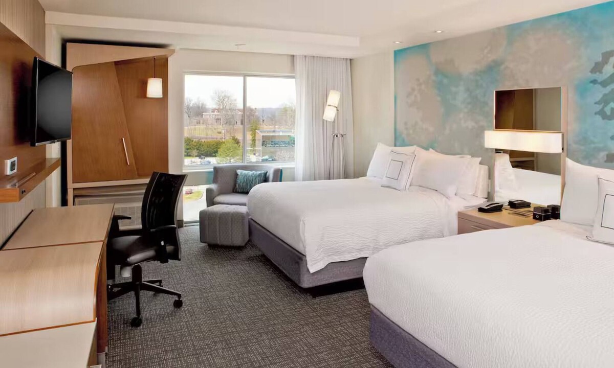 Northwest Yonkers Hotel | Untermyer Gardens 2 Queen Room with Gym