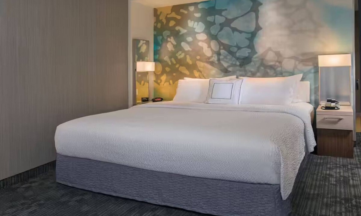 Northwest Yonkers Hotel | Untermyer Gardens King Room with Gym