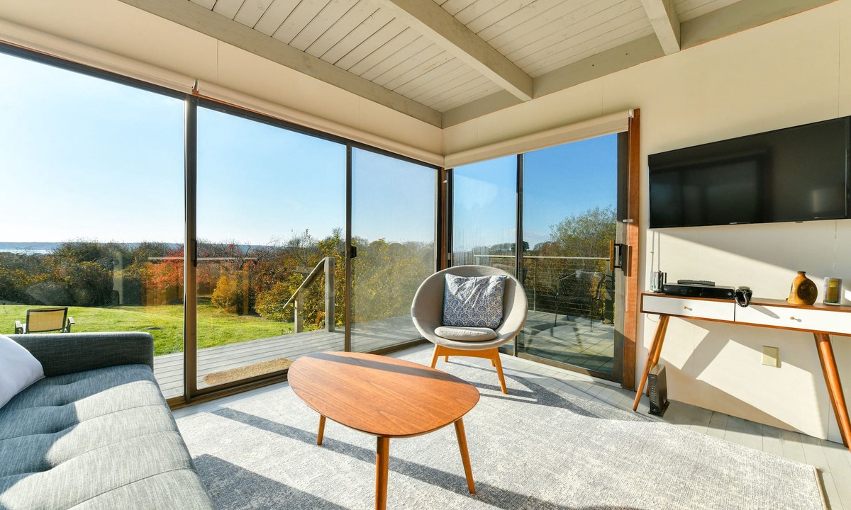 Chilmark House | Unwind in Guest House overlooking Menemsha Pond. Dogs ok+ Lv-2 EV charger.