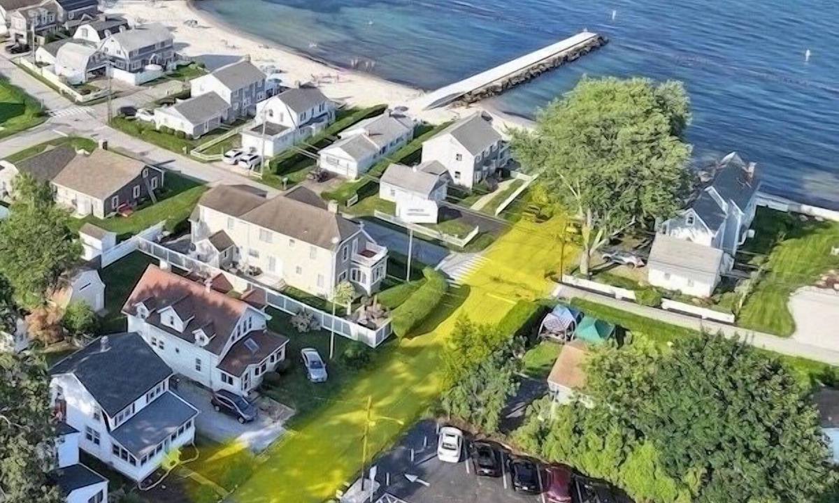 Niantic House | Updated Coastal Retreat Steps to Black Point Beach Sleeps 8