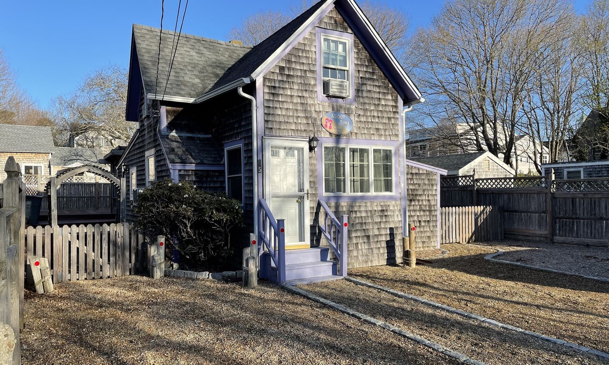 Oak Bluffs House | Updated Oak Bluffs home! Close to everything! Walk to town!