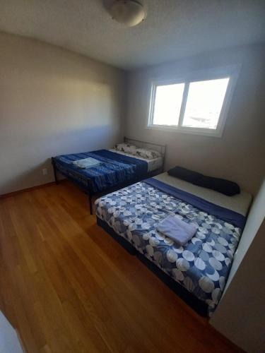 Rosemount House | Upper Level Cheap Room For 3 People- 24 Hrs Checkin-Walking to Bus,Grocery, Plaza