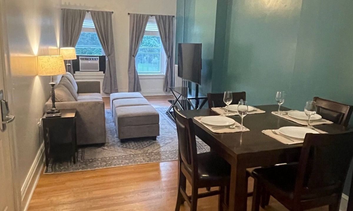 Geneva Apartment | Uptown Geneva Rowhouse Flat