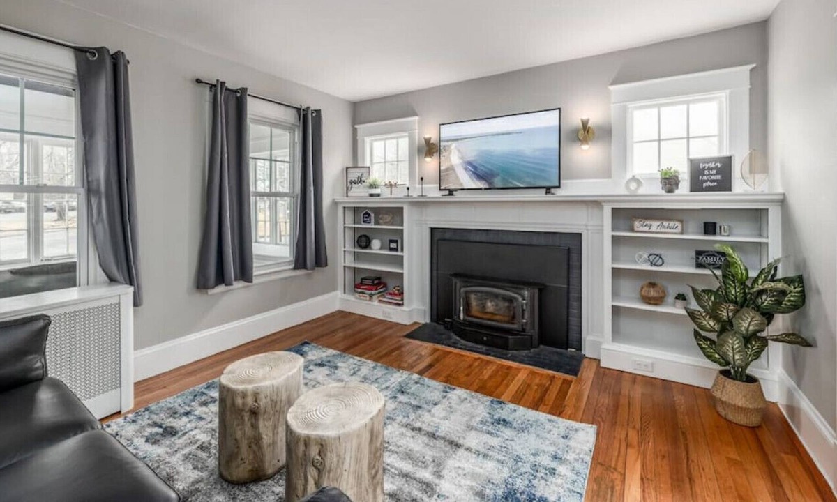 Scarborough House | UXURY 3 BD HOME | SLEEPS 8 | LARGE BACKYARD