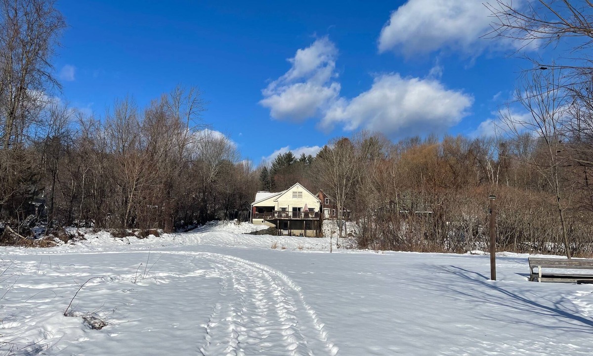 Cavendish House | Village Home with 15 acre backyard on the river